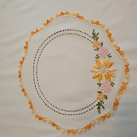 Hand Crafted Needlepoint Doily Circular Set-5 Botanical yellow floral farmhouse - Picture 15 of 17